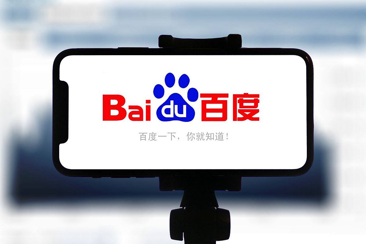 杨幂礼服全靠脸撑着